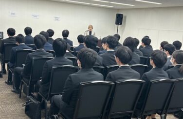 ビーアライブではIT・ビジネス分野の専門学校生に業界や職種への理解を深め、就職活動に役立てていただくことを目的に、「東京での研修」の企画・運営を行っています。
2024年10月16日に、新潟コンピュータ専門学校様の東京研修に協力させていただきました。
研修では、都内のIT企業訪問およびIT企業3社合同交流イベントへご参加いただきました。
